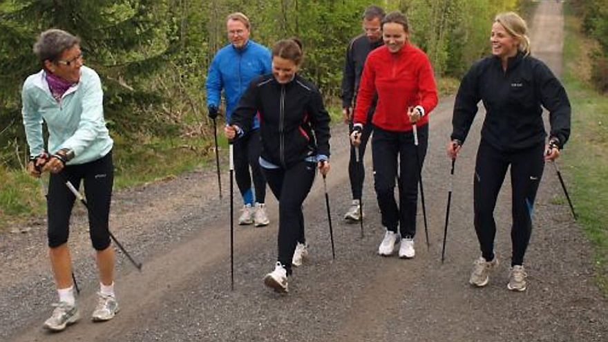 Ingrid Kristiansen ute og trener en gruppe i stavgang. Foto: Iselin Øverbø ( Trening.no )